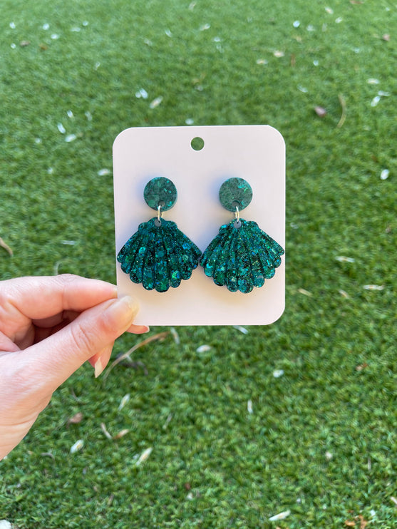 Clam Shell Glitter Earrings- Emerald Matte