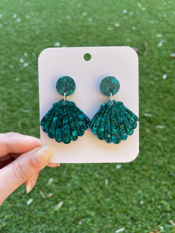 Clam Shell Glitter Earrings- Emerald Matte